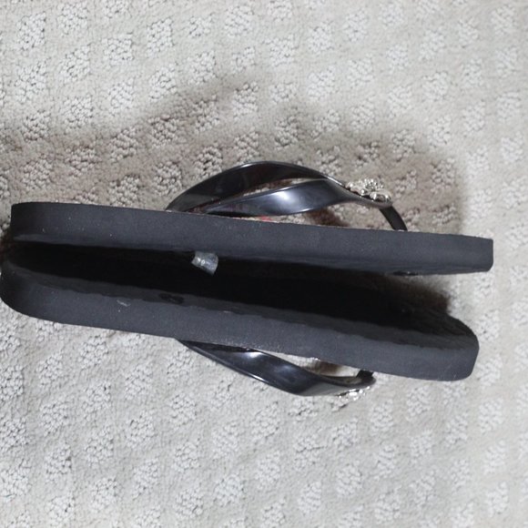 Brighton Size 7/8 Floral Flip Flops with Silver-toned Flower Accent - Picture 4 of 6